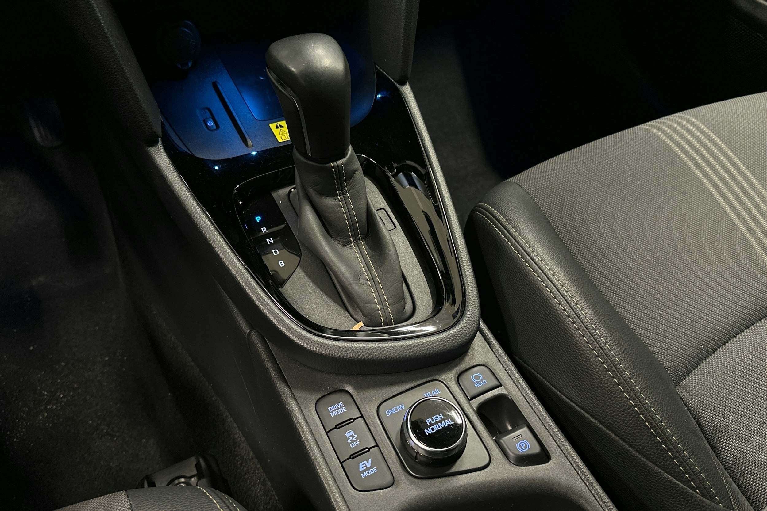 harmaa Toyota Yaris Cross 2023 kuva 21.