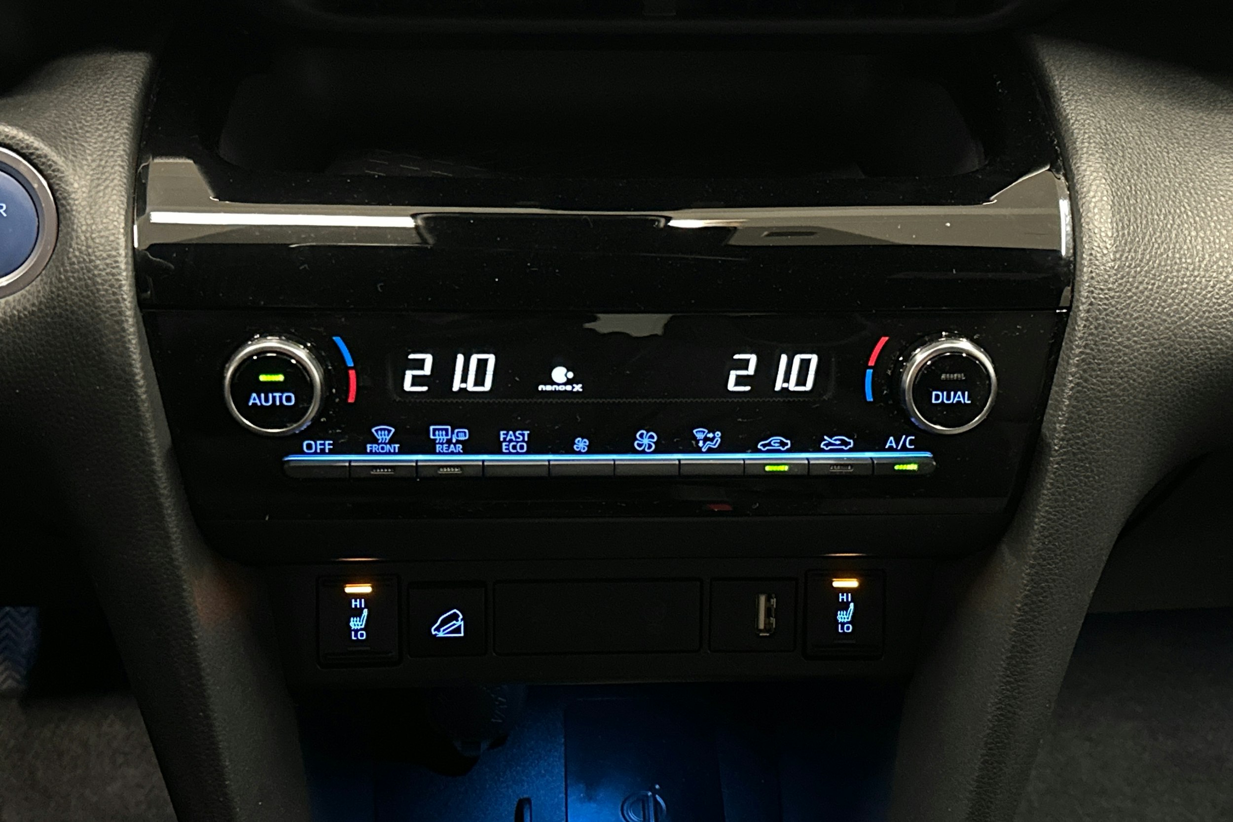 harmaa Toyota Yaris Cross 2023 kuva 23.