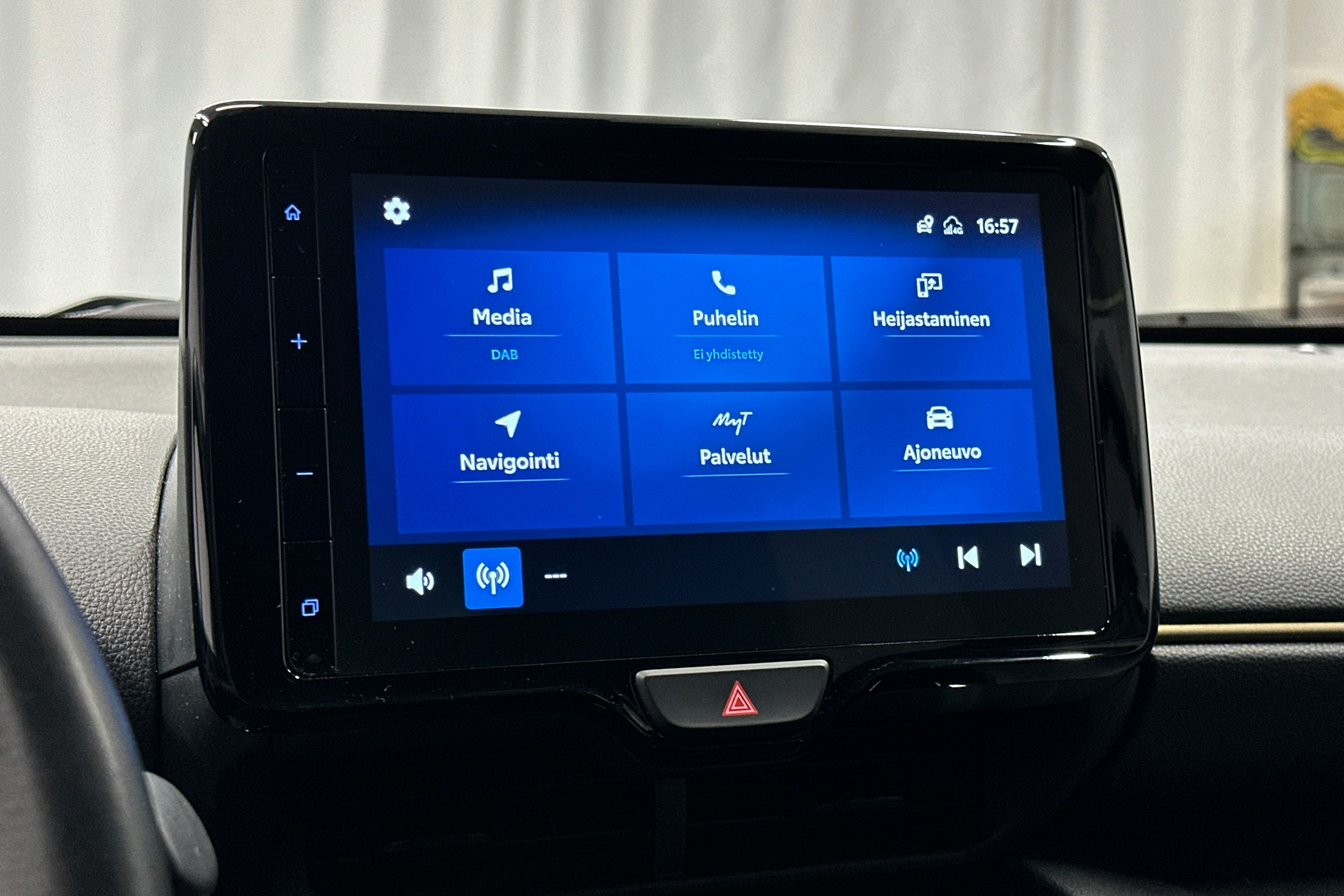 harmaa Toyota Yaris Cross 2023 kuva 24.