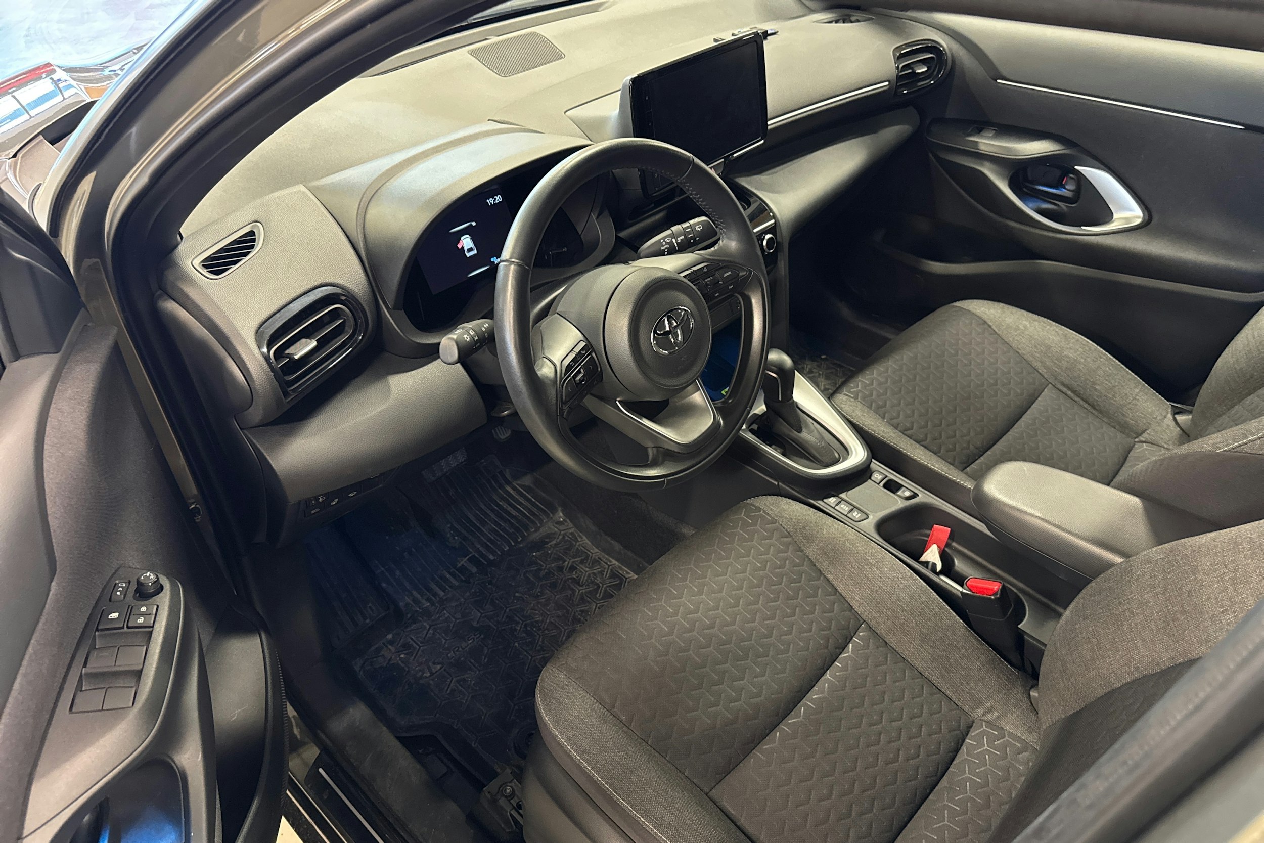 ruskea (beige) Toyota Yaris Cross 2023 kuva 3.