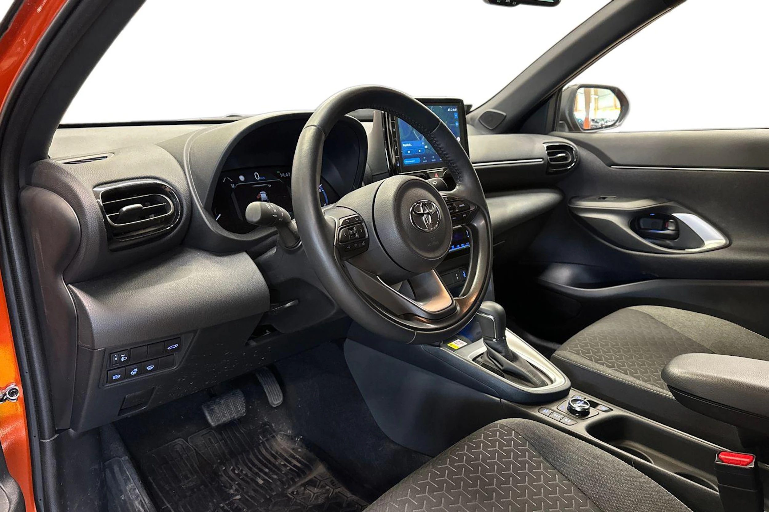 oranssi Toyota Yaris Cross 2023 kuva 3.