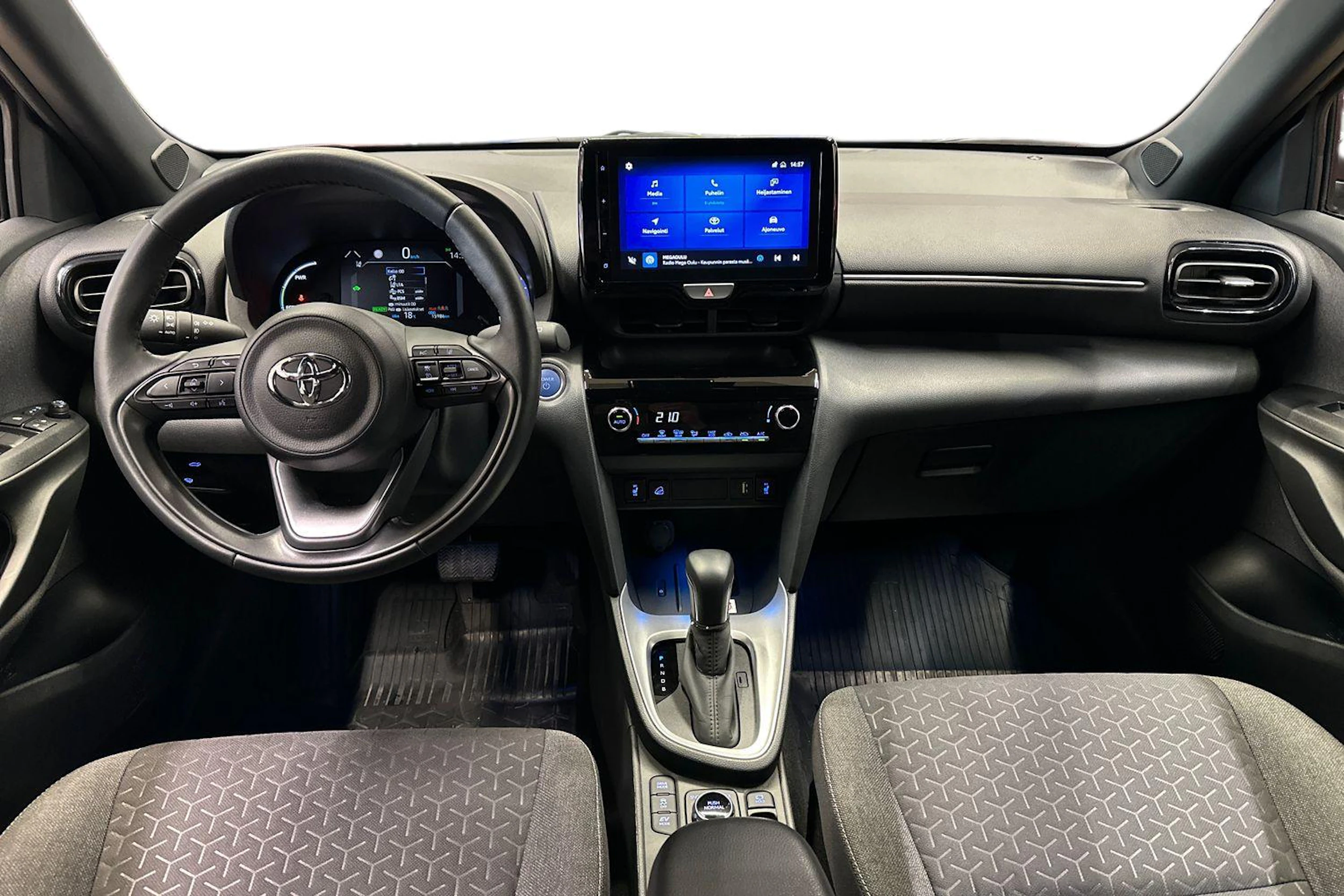 oranssi Toyota Yaris Cross 2023 kuva 9.