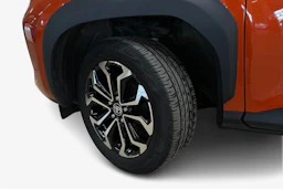 oranssi Toyota Yaris Cross 2023 kuva 12.