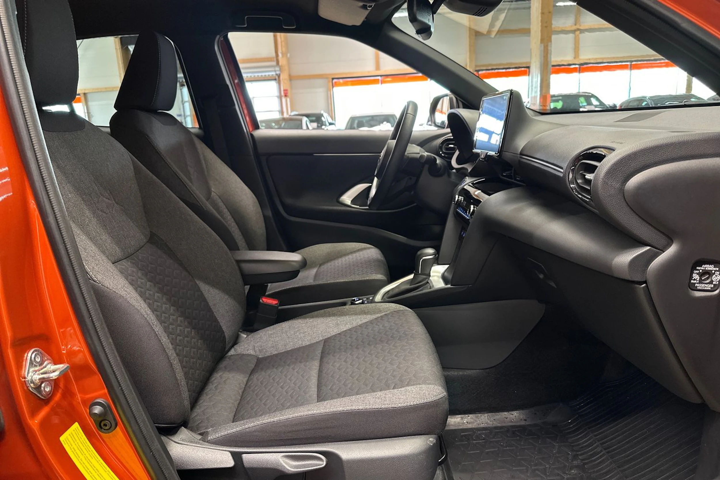 oranssi Toyota Yaris Cross 2023 kuva 15.