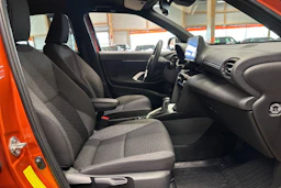oranssi Toyota Yaris Cross 2023 kuva 15.