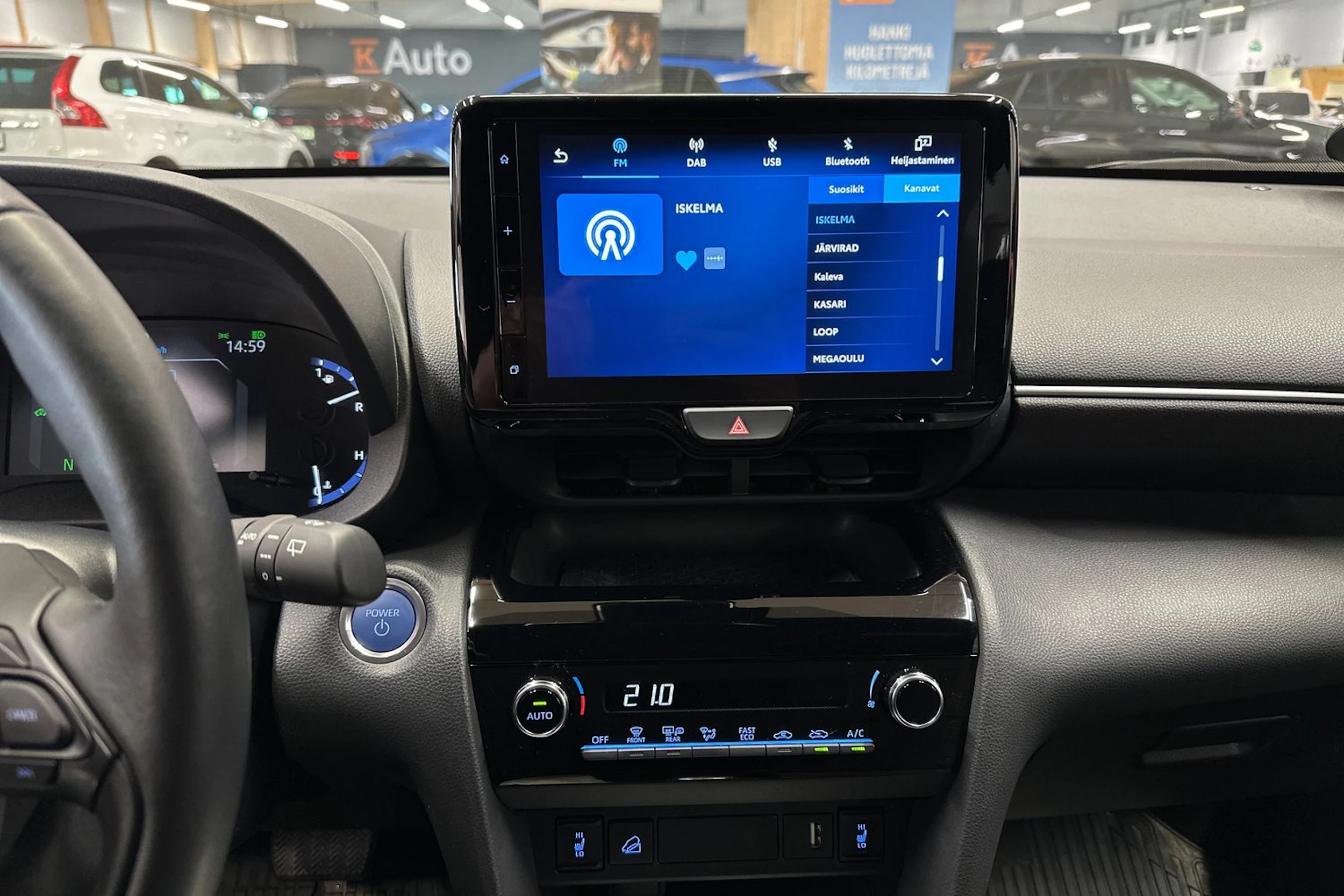 oranssi Toyota Yaris Cross 2023 kuva 19.