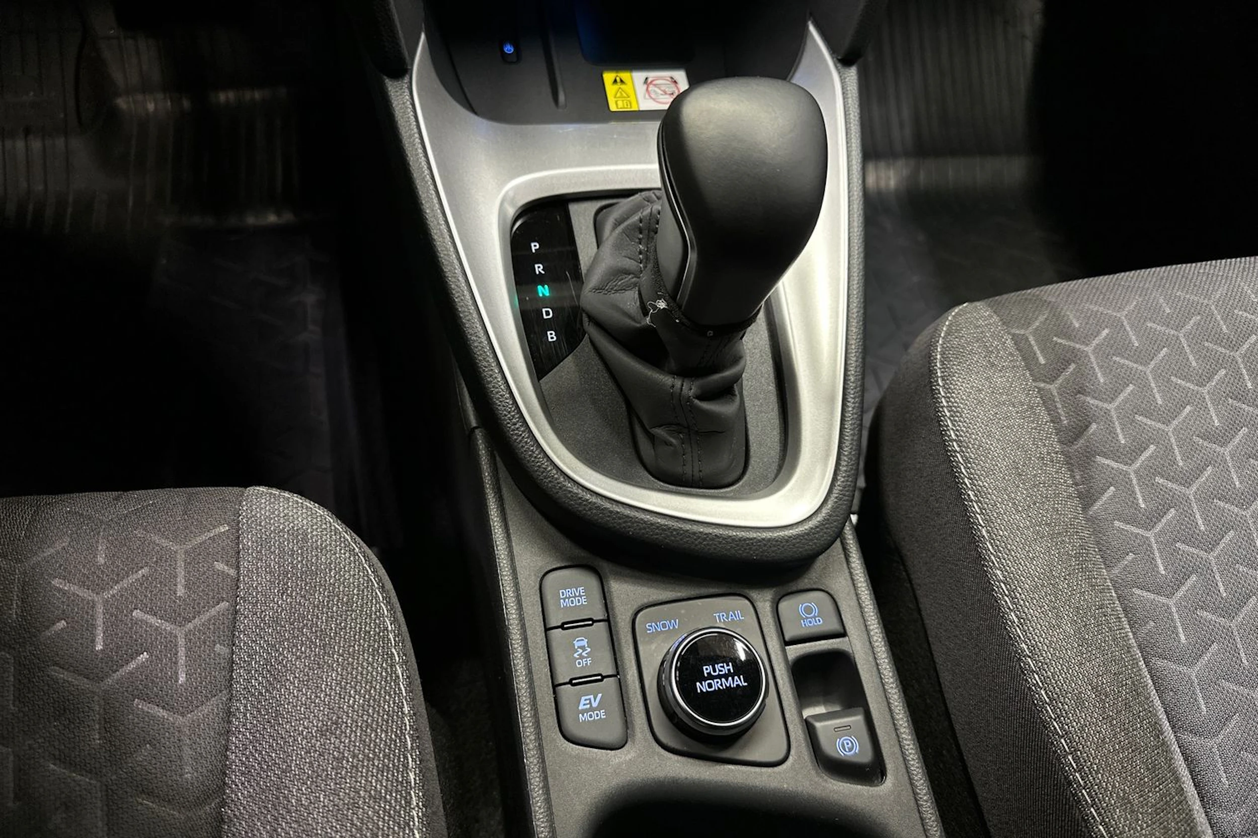oranssi Toyota Yaris Cross 2023 kuva 22.