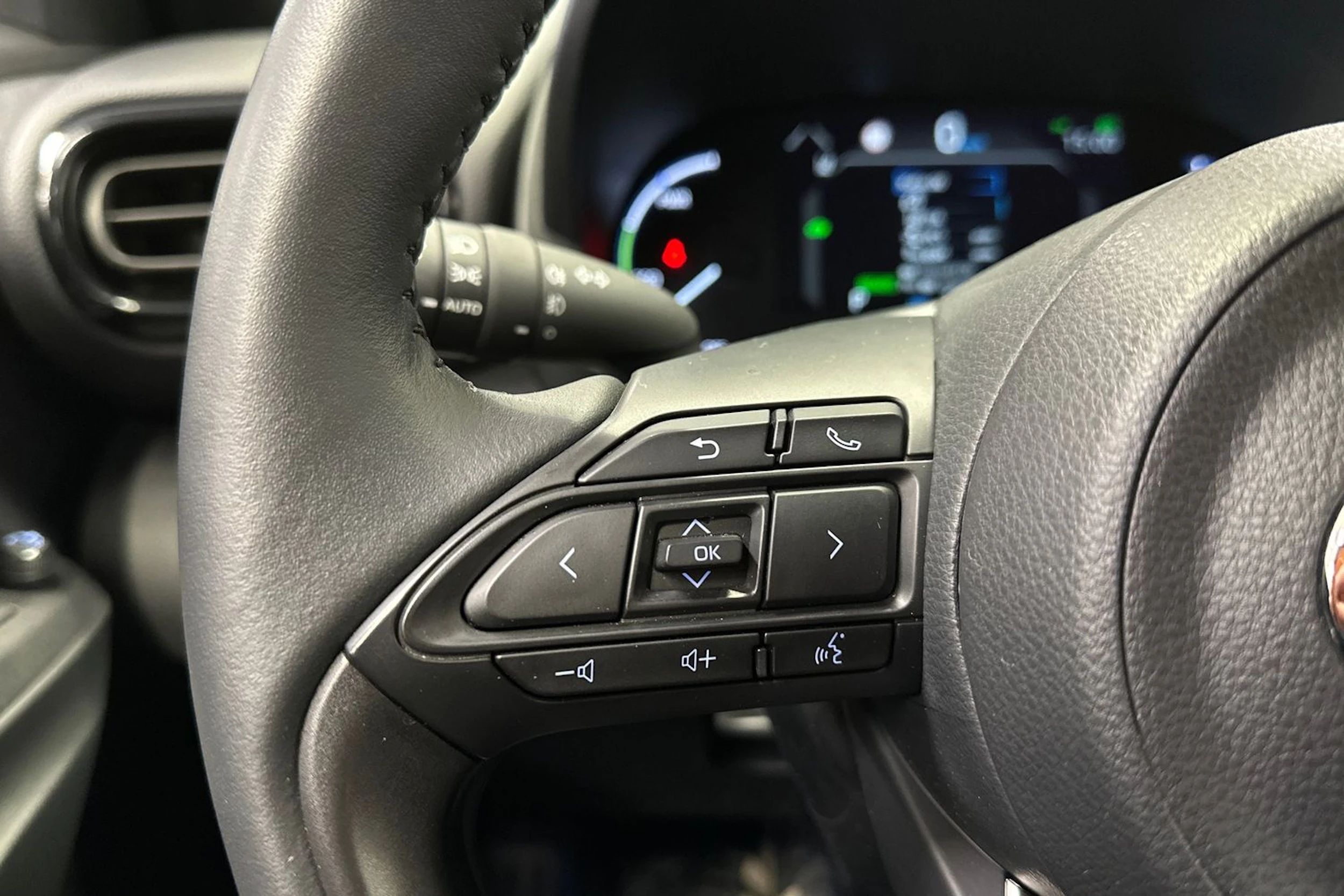 oranssi Toyota Yaris Cross 2023 kuva 24.