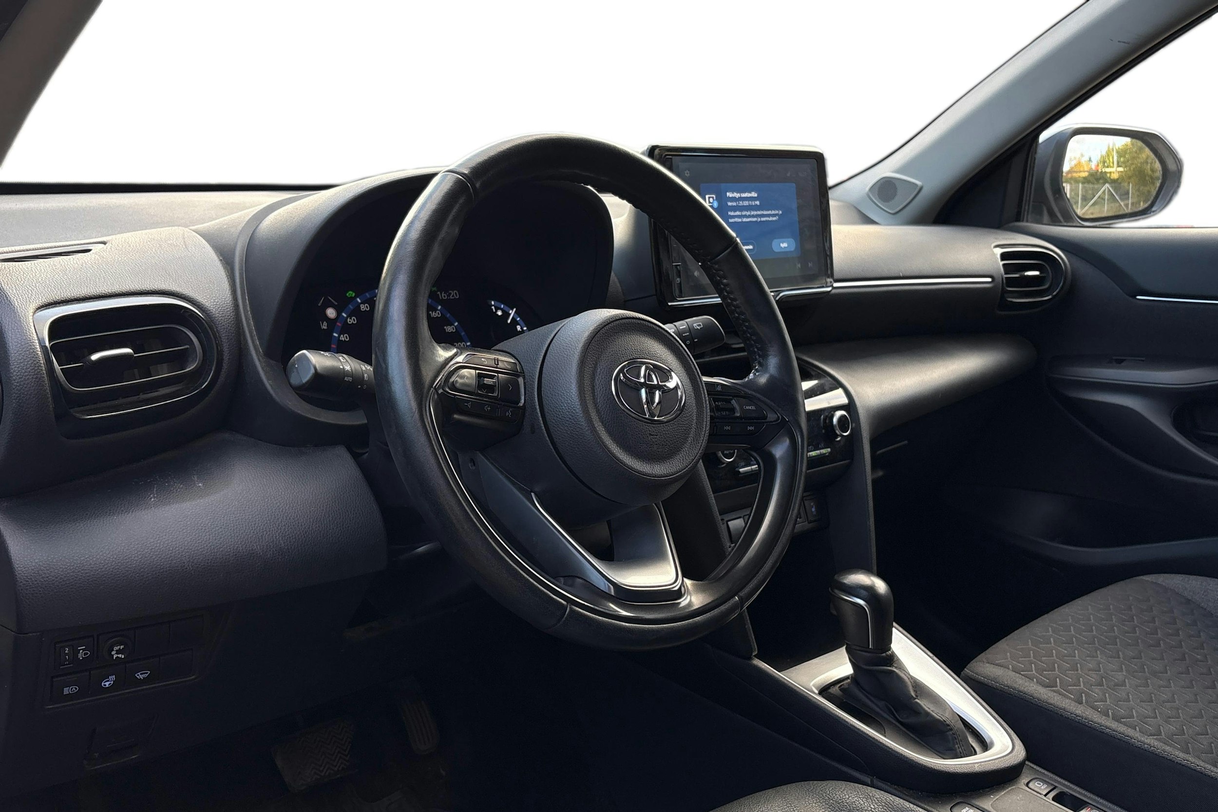valkoinen Toyota Yaris Cross 2023 kuva 3.