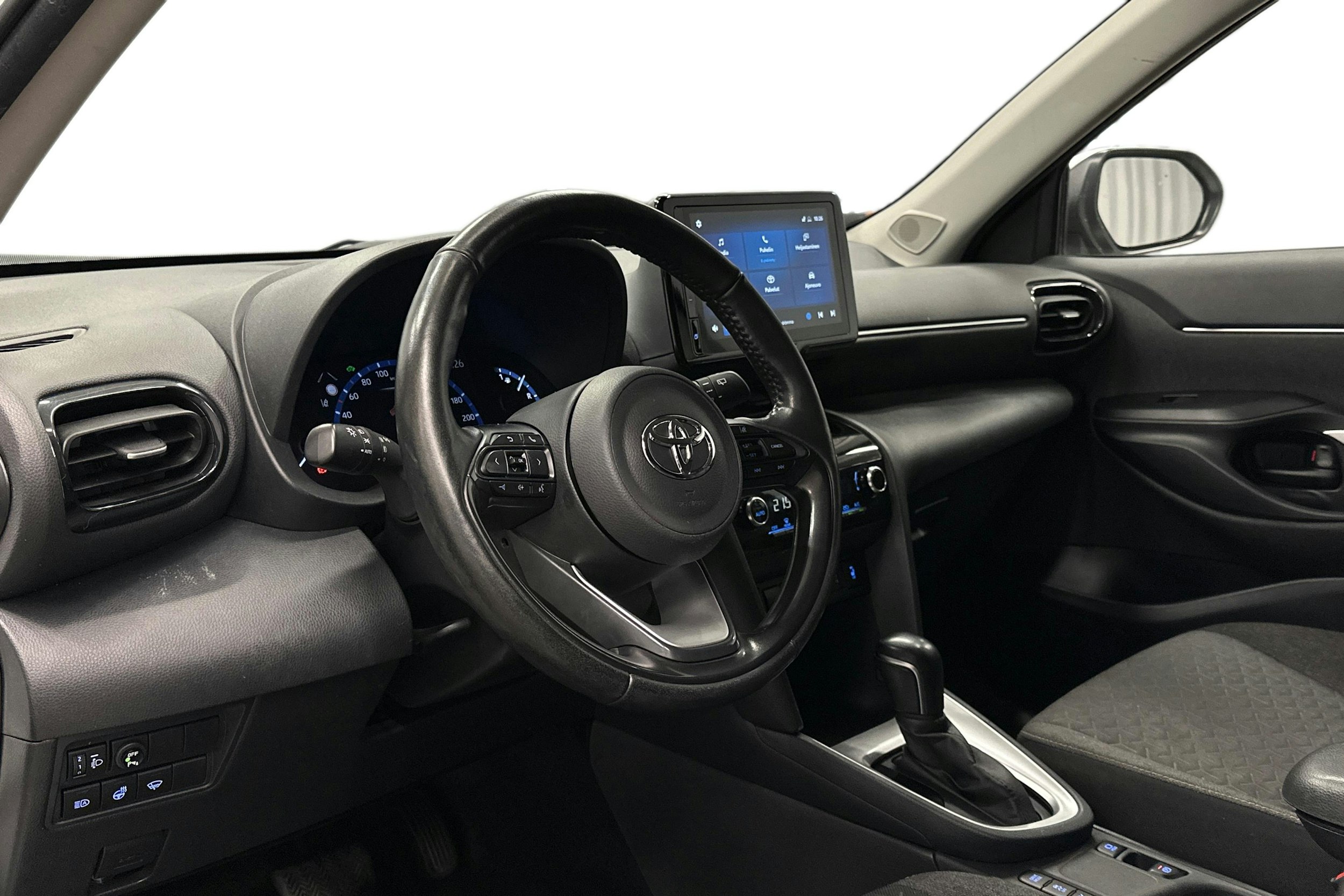 valkoinen Toyota Yaris Cross 2023 kuva 7.