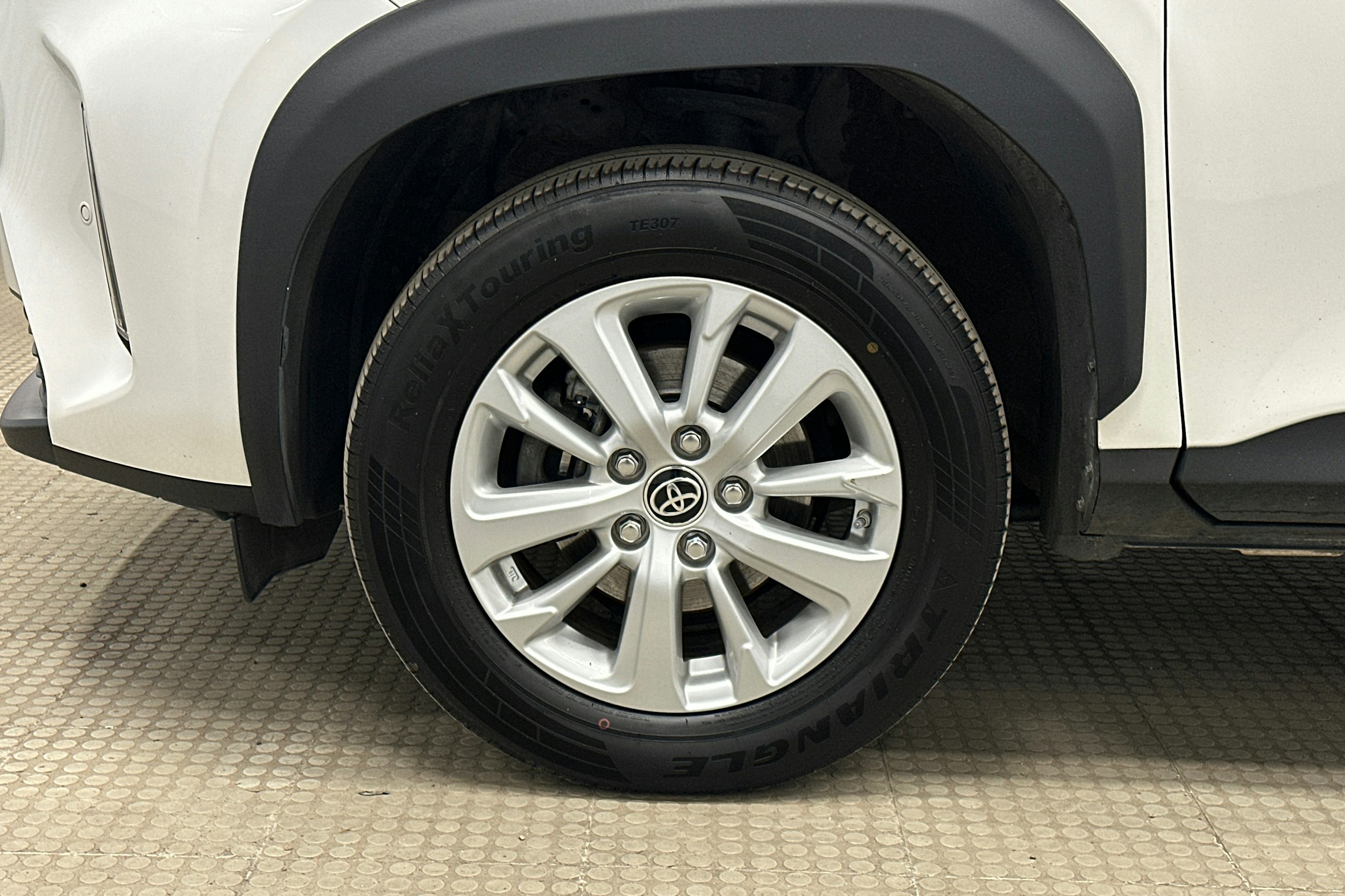 valkoinen Toyota Yaris Cross 2023 kuva 11.