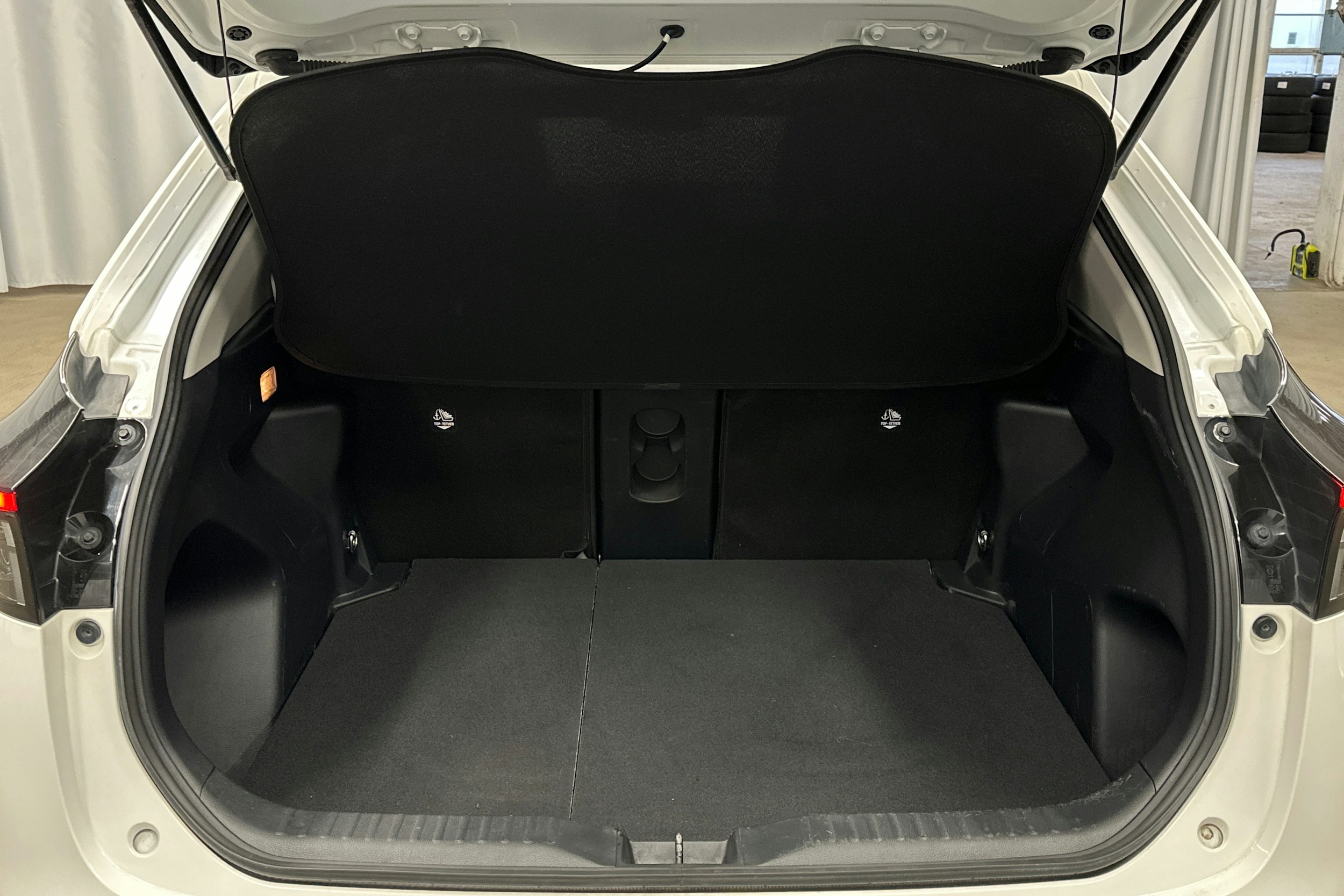 valkoinen Toyota Yaris Cross 2023 kuva 14.