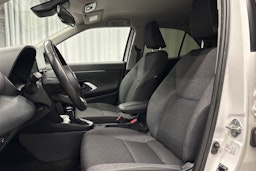 valkoinen Toyota Yaris Cross 2023 kuva 15.