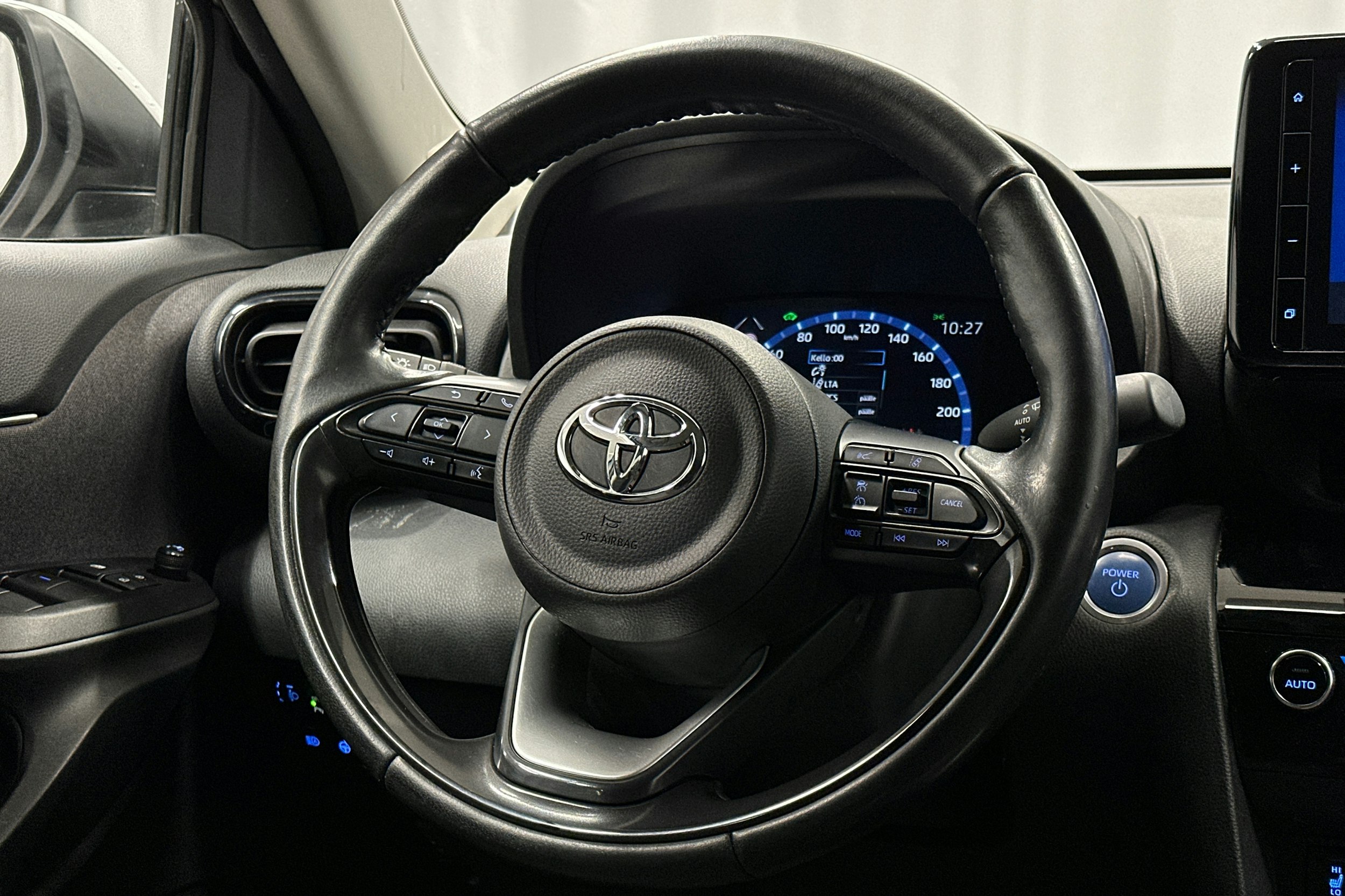 valkoinen Toyota Yaris Cross 2023 kuva 16.