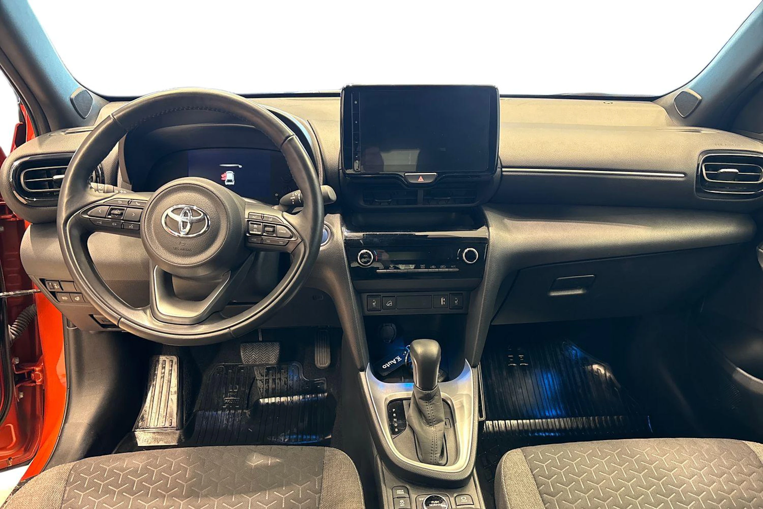 Oranssi Toyota Yaris Cross 2023 kuva 7.