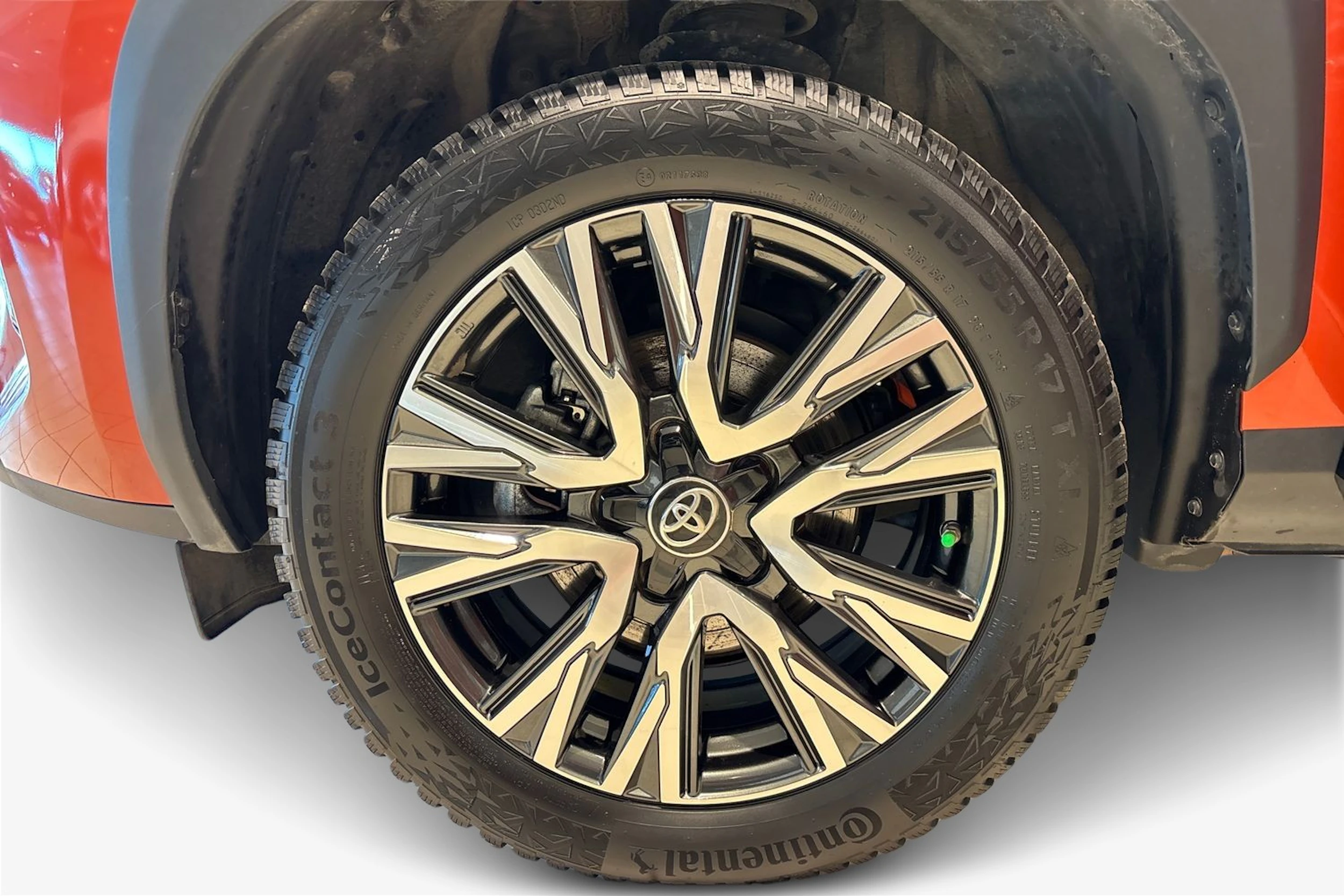 Oranssi Toyota Yaris Cross 2023 kuva 9.