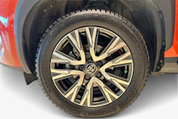 Oranssi Toyota Yaris Cross 2023 kuva 9.