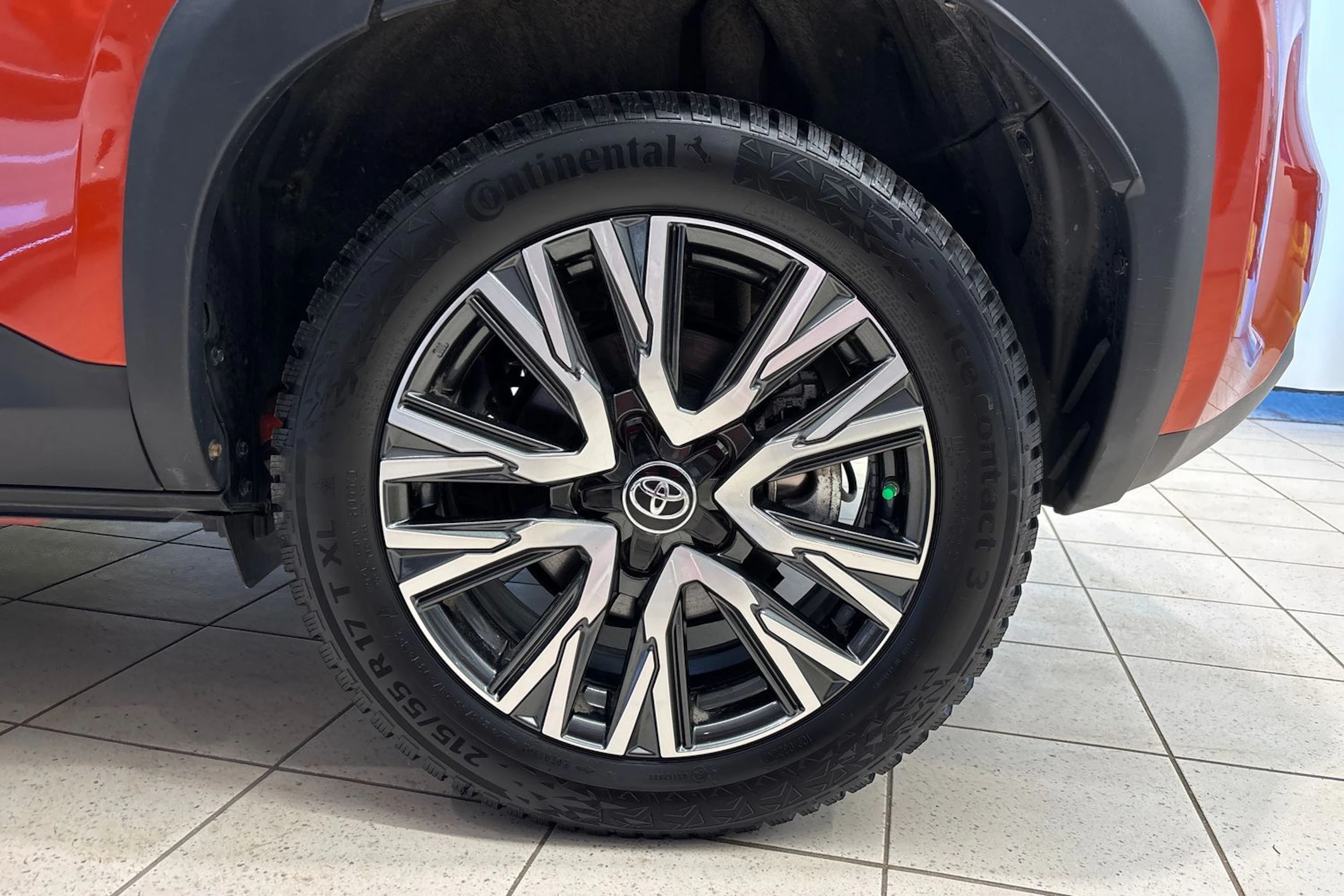 Oranssi Toyota Yaris Cross 2023 kuva 10.