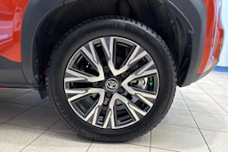 Oranssi Toyota Yaris Cross 2023 kuva 10.