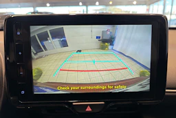 Oranssi Toyota Yaris Cross 2023 kuva 13.