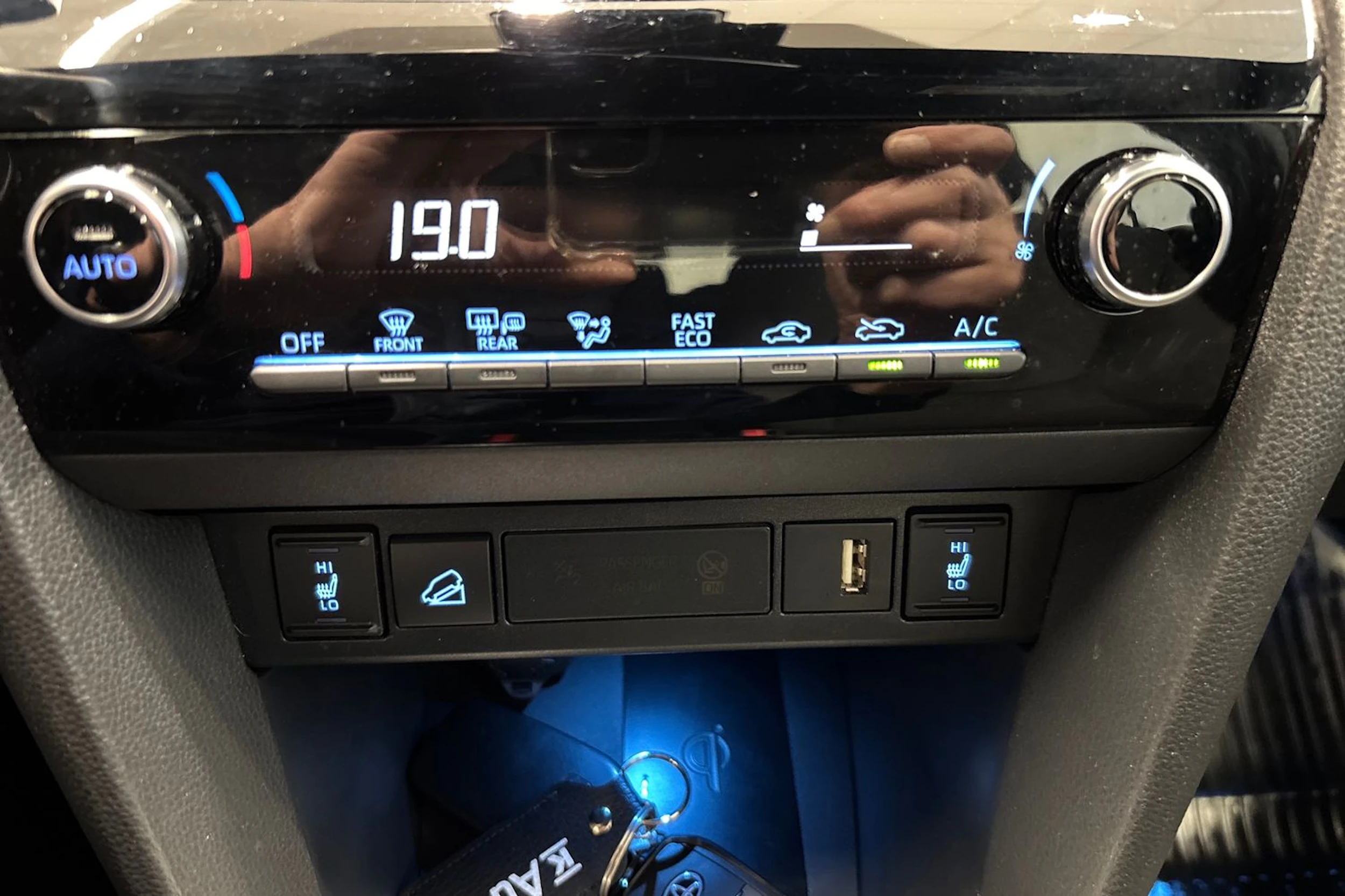 Oranssi Toyota Yaris Cross 2023 kuva 15.