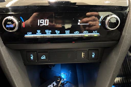 Oranssi Toyota Yaris Cross 2023 kuva 15.