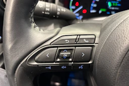 Oranssi Toyota Yaris Cross 2023 kuva 18.