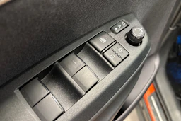 Oranssi Toyota Yaris Cross 2023 kuva 21.