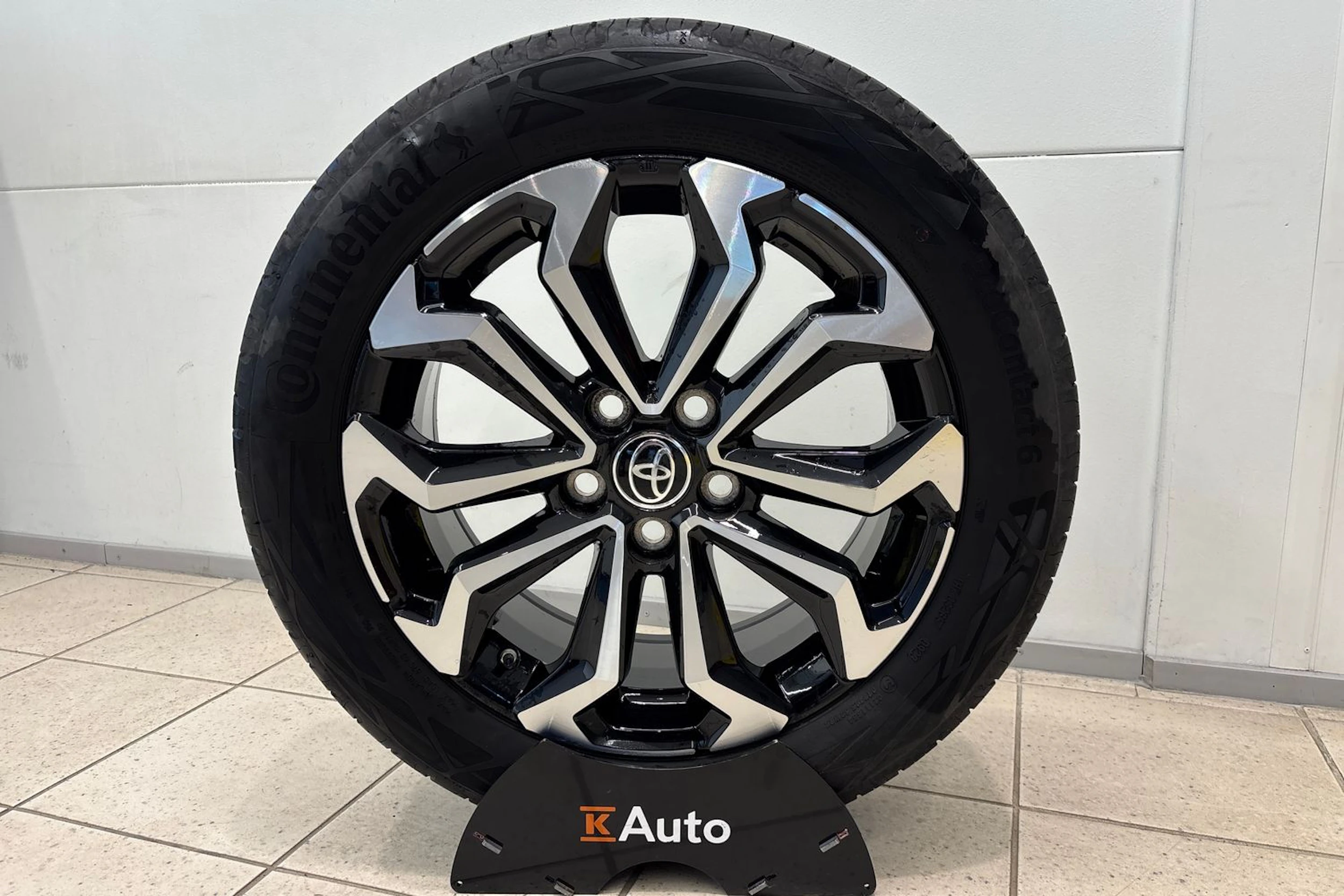 Oranssi Toyota Yaris Cross 2023 kuva 24.