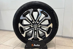 Oranssi Toyota Yaris Cross 2023 kuva 24.