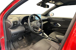 punainen Toyota Yaris Cross 2023 kuva 3.