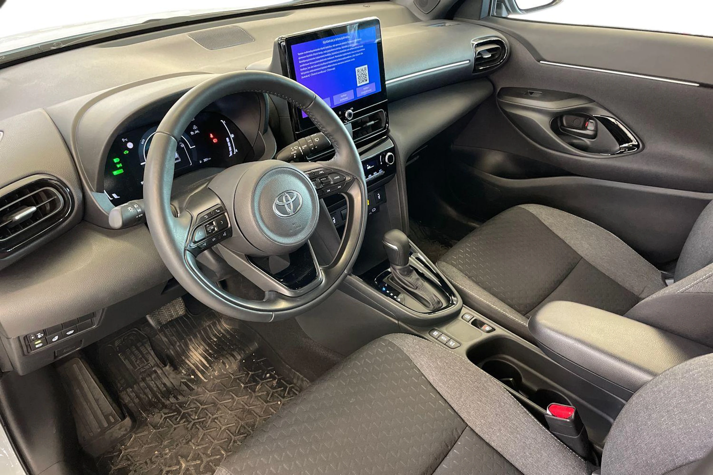 Valkoinen Toyota Yaris Cross 2025 kuva 3.