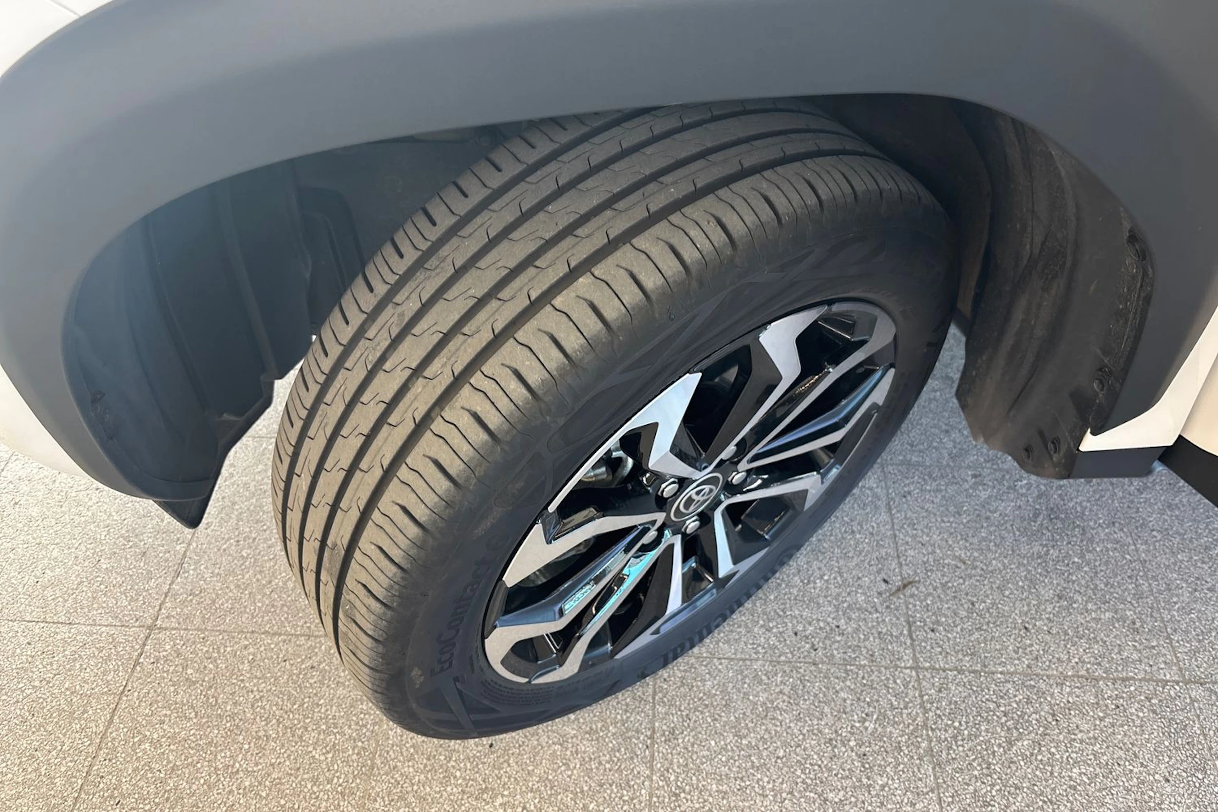 Valkoinen Toyota Yaris Cross 2025 kuva 13.