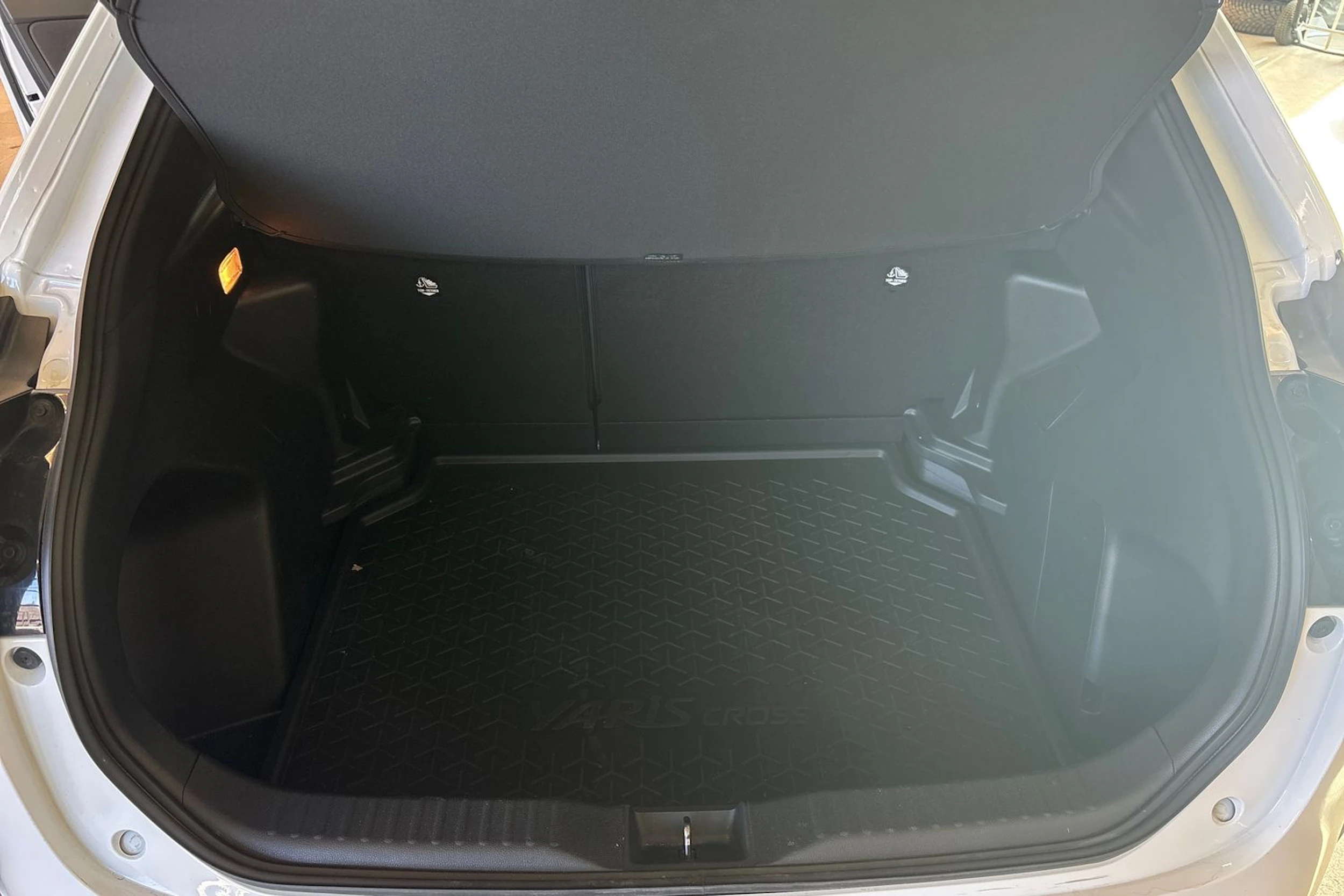 Valkoinen Toyota Yaris Cross 2025 kuva 23.