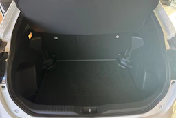 Valkoinen Toyota Yaris Cross 2025 kuva 23.