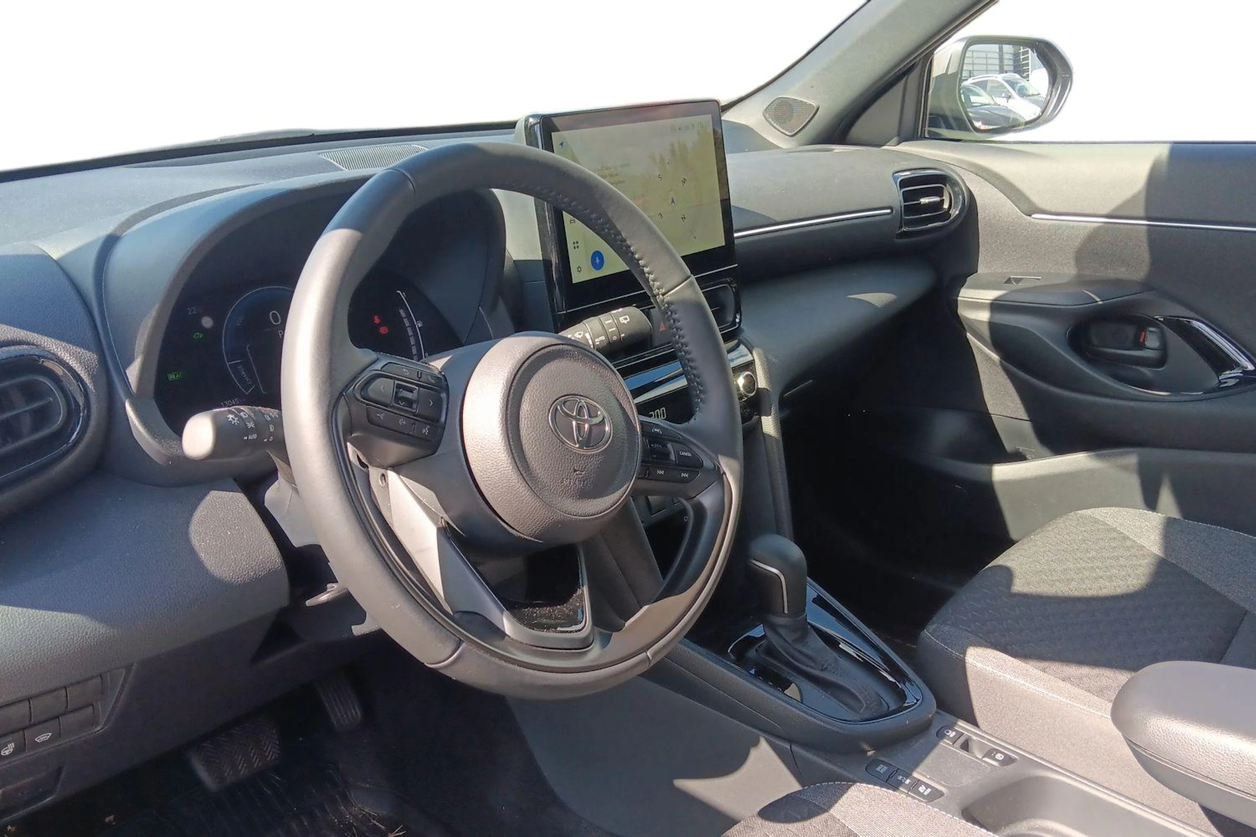Harmaa Toyota Yaris Cross 2025 kuva 3.