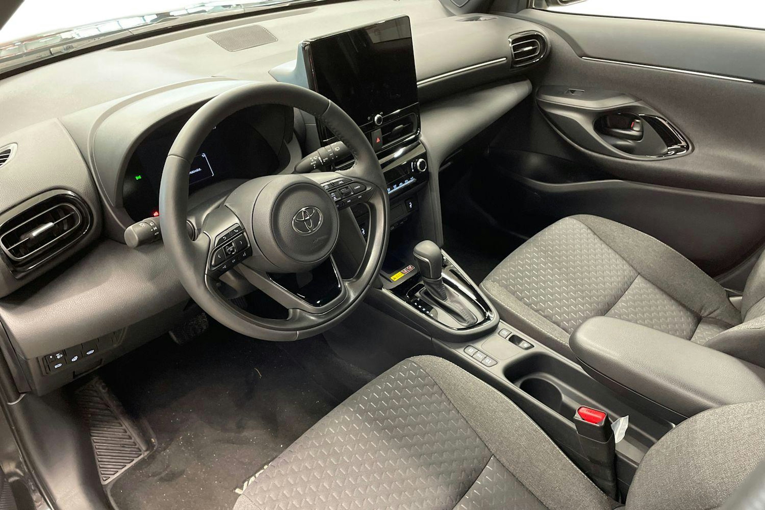 musta Toyota Yaris Cross 2025 kuva 6.