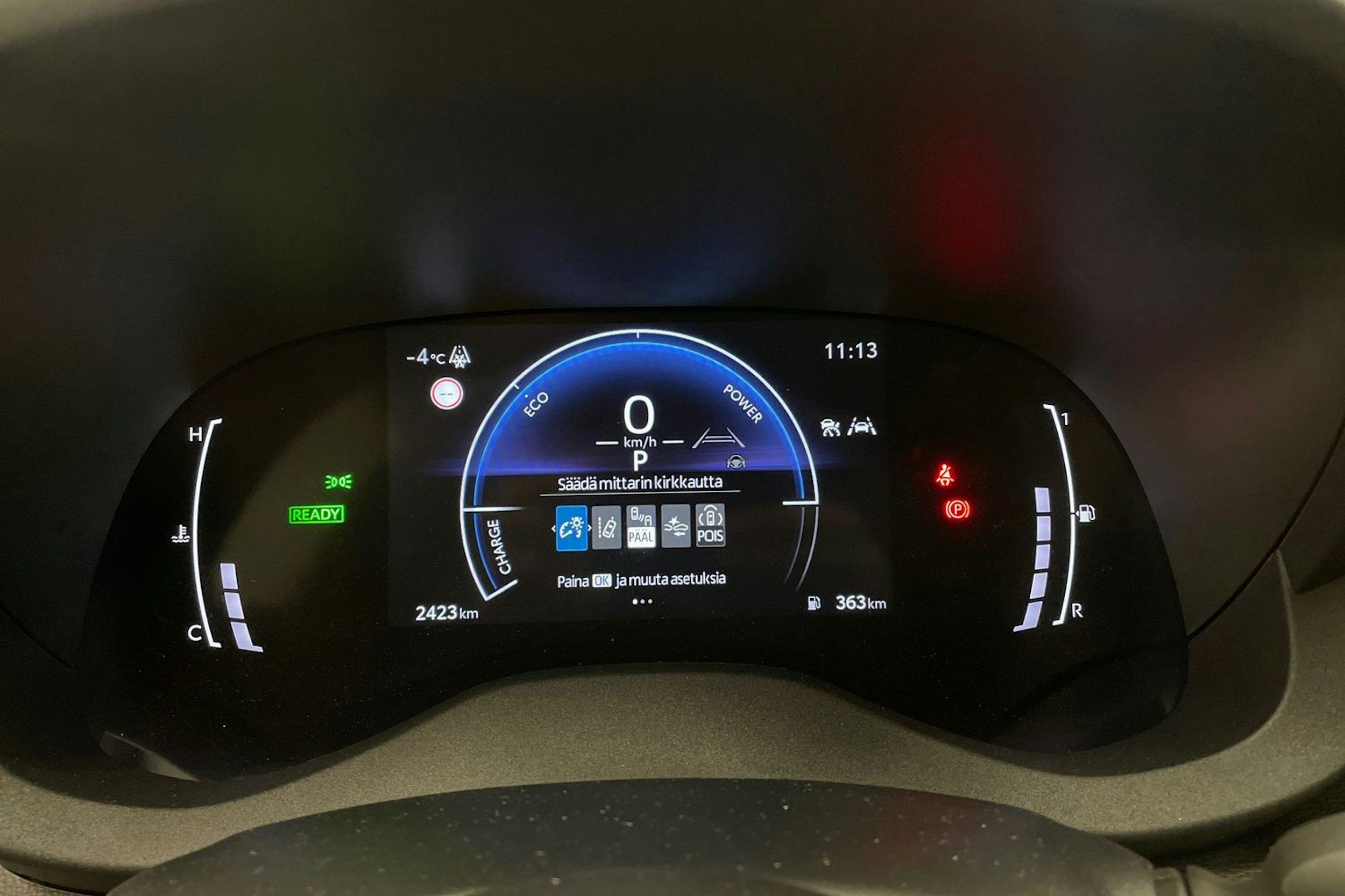 musta Toyota Yaris Cross 2025 kuva 12.