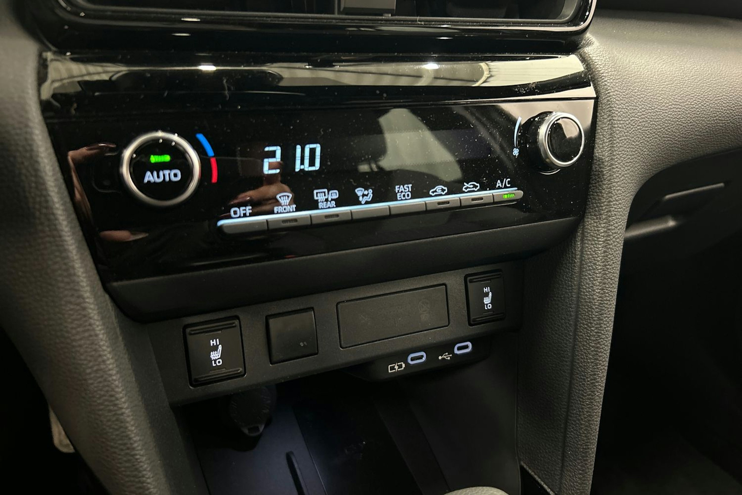 musta Toyota Yaris Cross 2025 kuva 24.