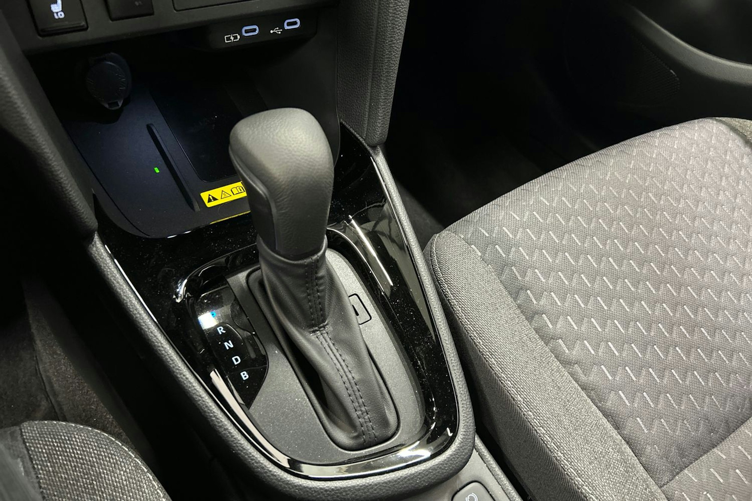 musta Toyota Yaris Cross 2025 kuva 25.