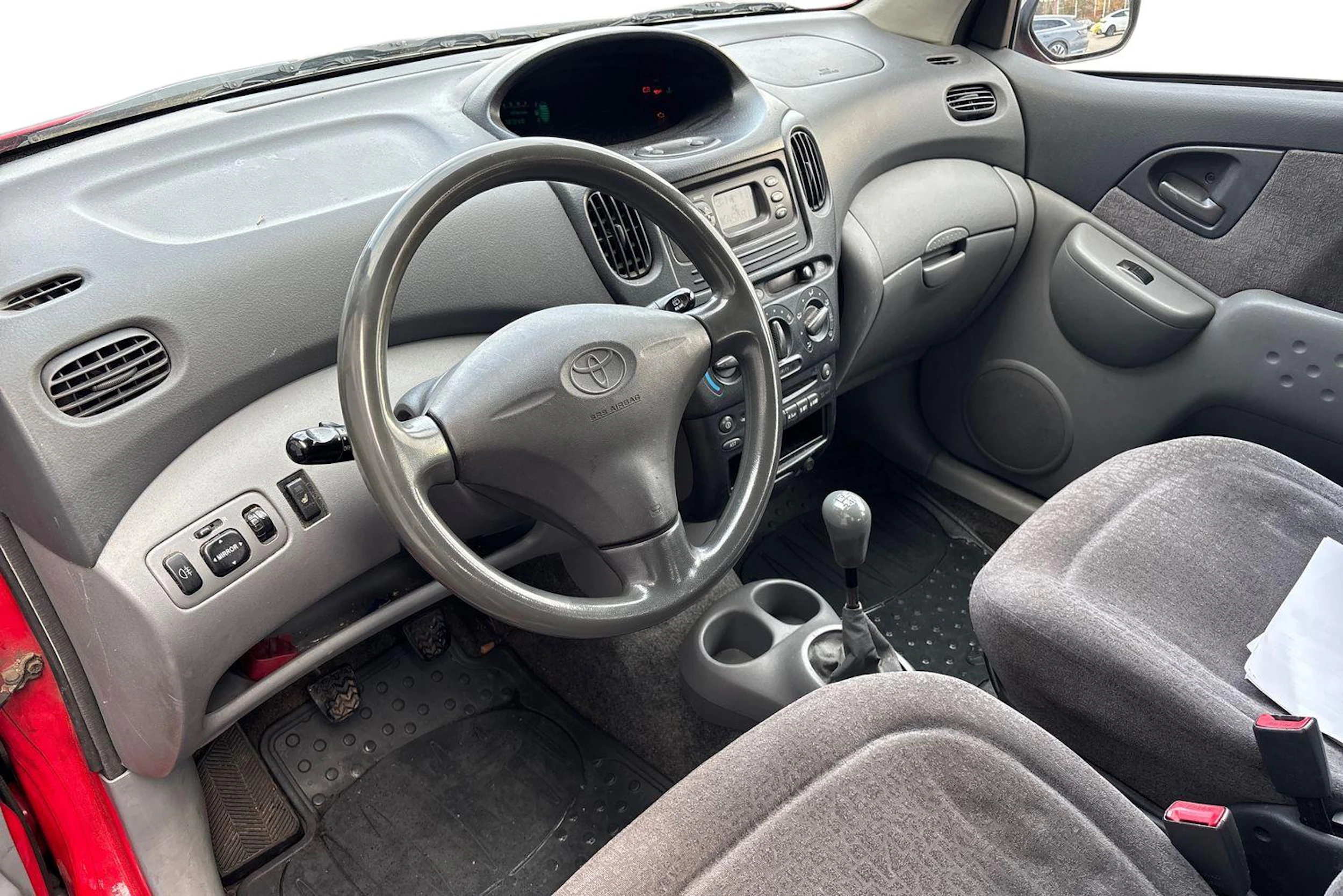 punainen Toyota Yaris Verso 2000 kuva 6.