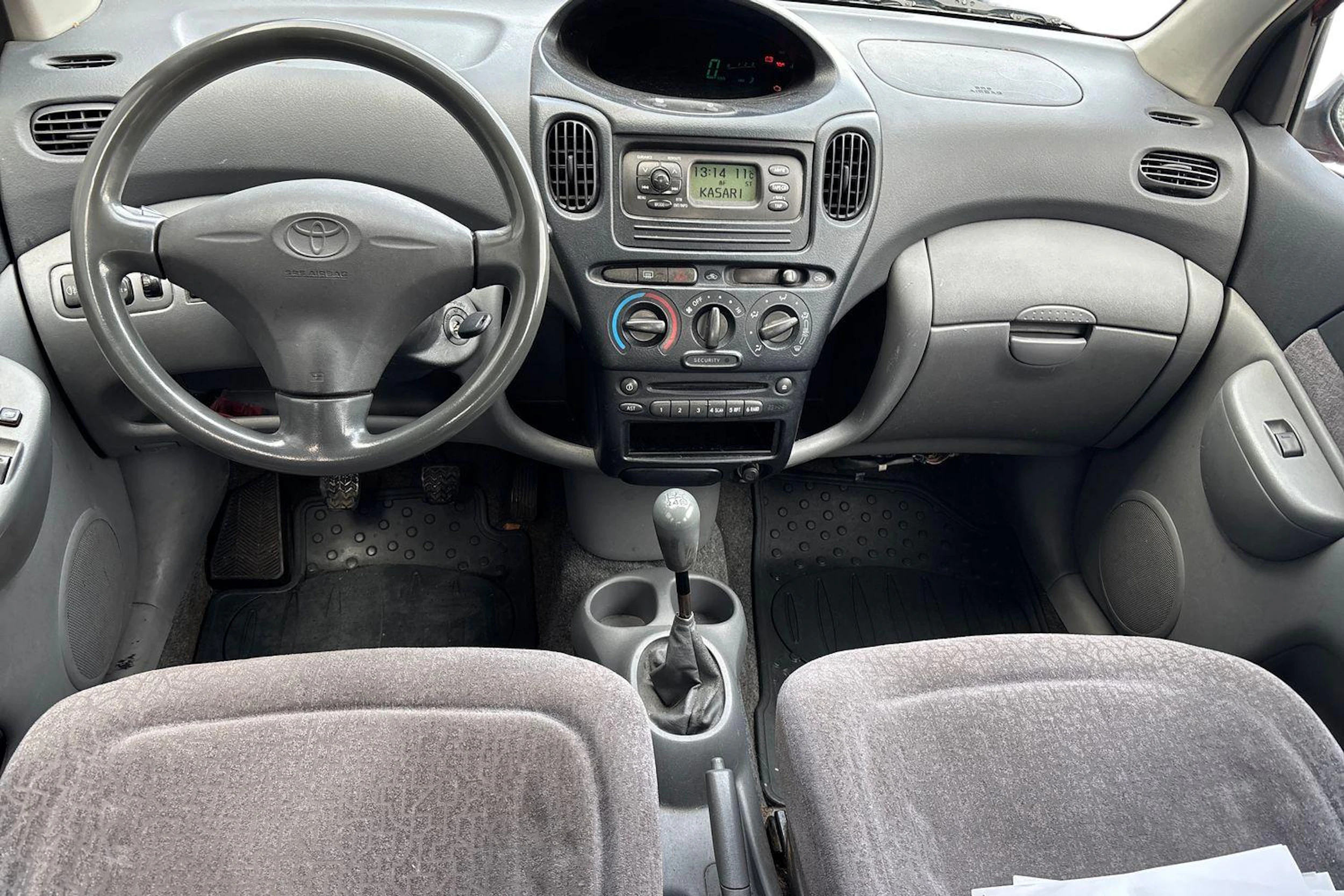 punainen Toyota Yaris Verso 2000 kuva 7.