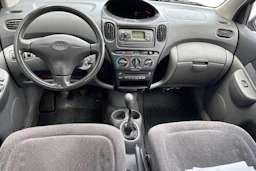 punainen Toyota Yaris Verso 2000 kuva 7.
