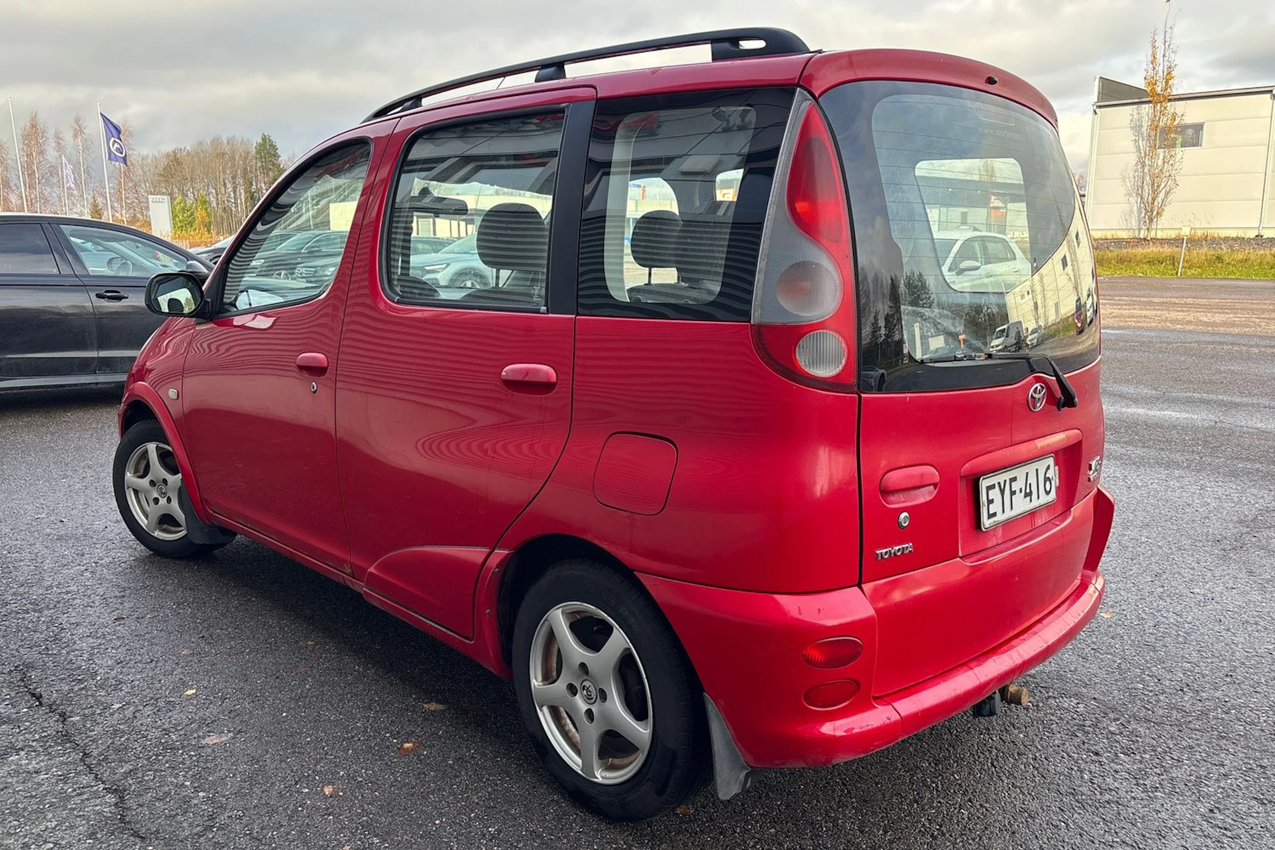 punainen Toyota Yaris Verso 2000 kuva 28.