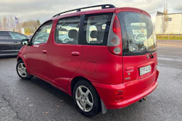 punainen Toyota Yaris Verso 2000 kuva 28.