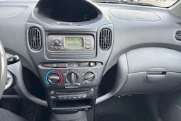 punainen Toyota Yaris Verso 2000 kuva 30.