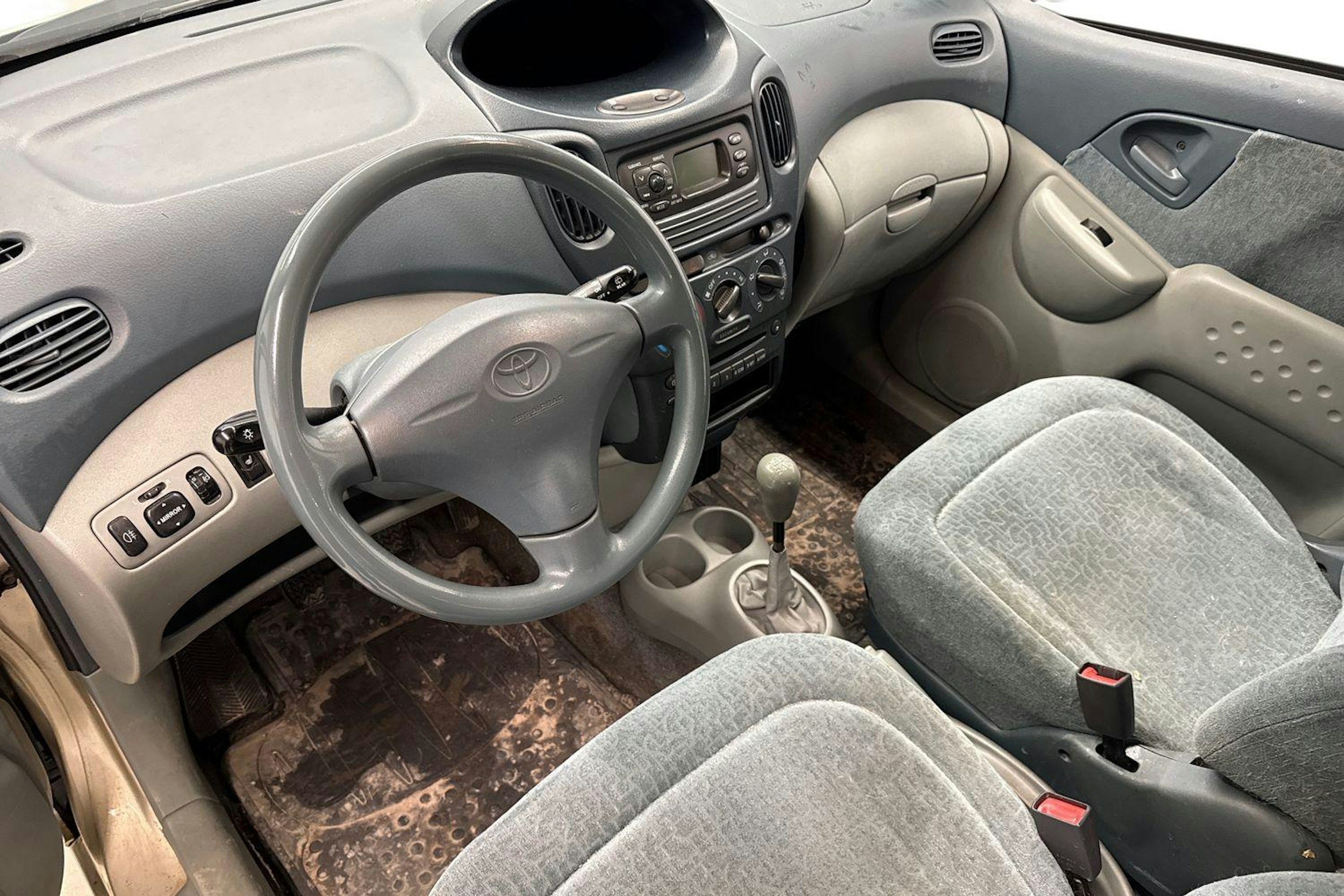 keltainen Toyota Yaris Verso 2002 kuva 6.