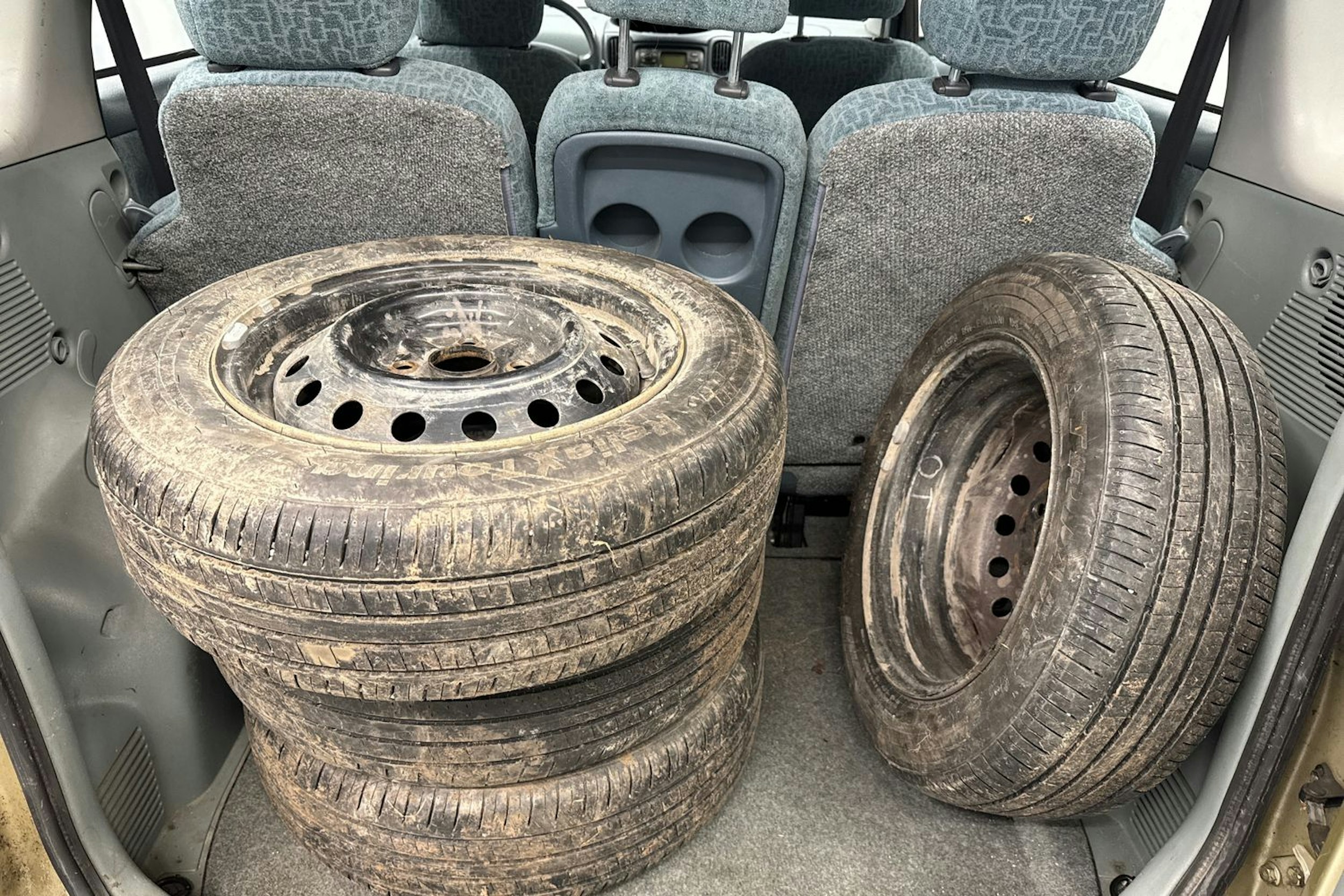 keltainen Toyota Yaris Verso 2002 kuva 12.