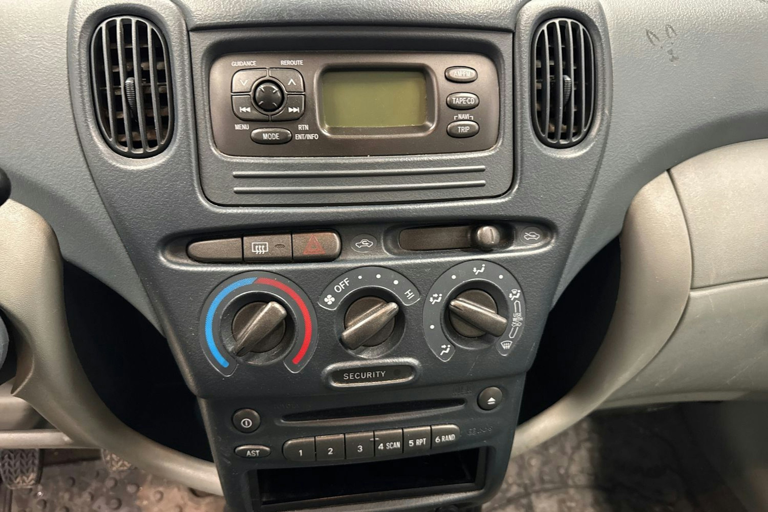 keltainen Toyota Yaris Verso 2002 kuva 22.