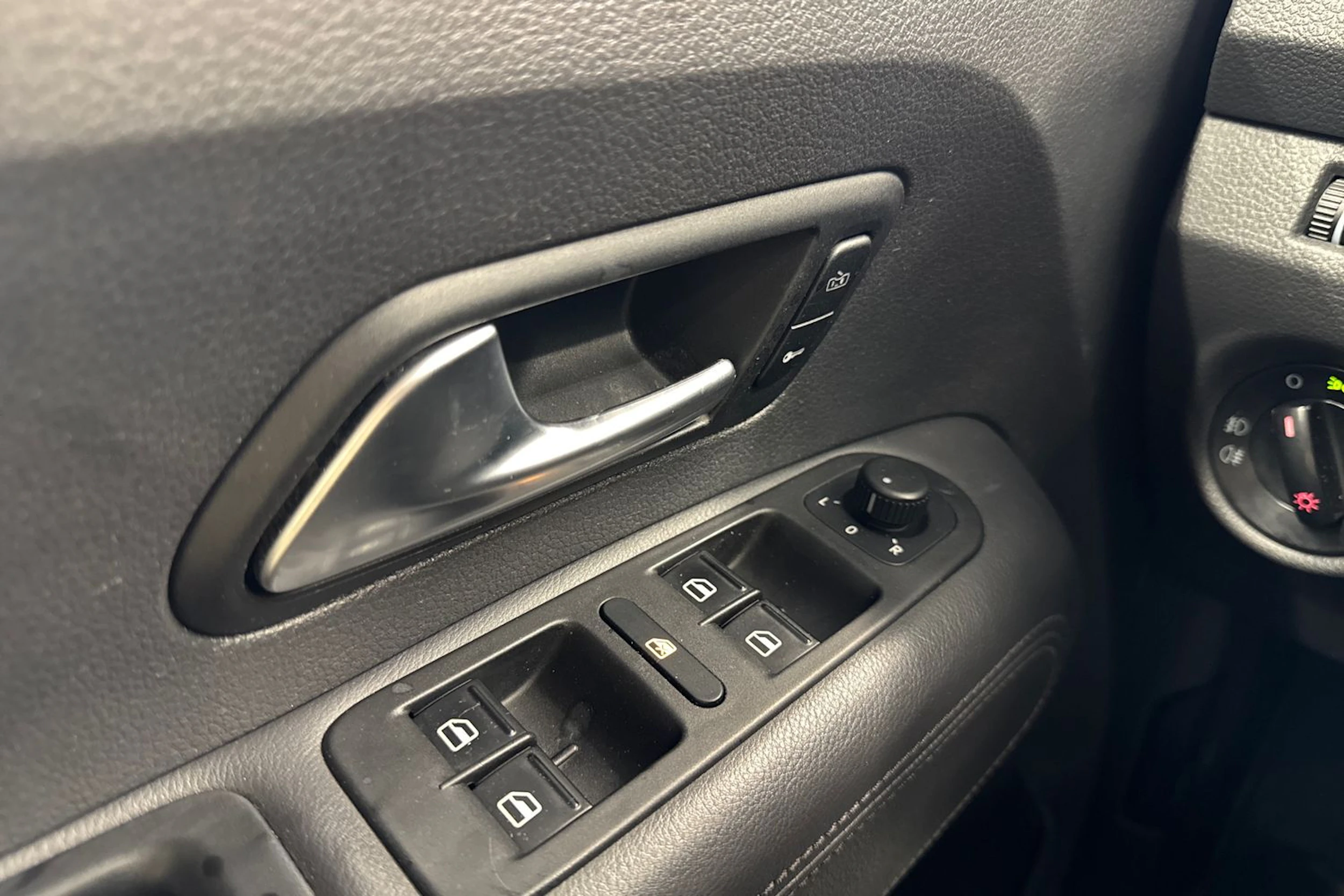harmaa Volkswagen Amarok 2011 kuva 17.